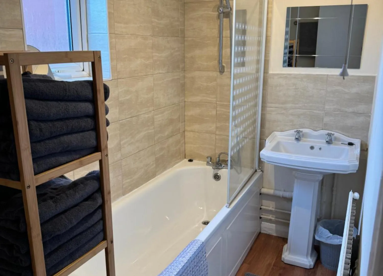 Quiet, Sleeps 12, 2 Bathrooms, Lots Of Parking, Kia 2 Nottingham 0*,  Storbritannien